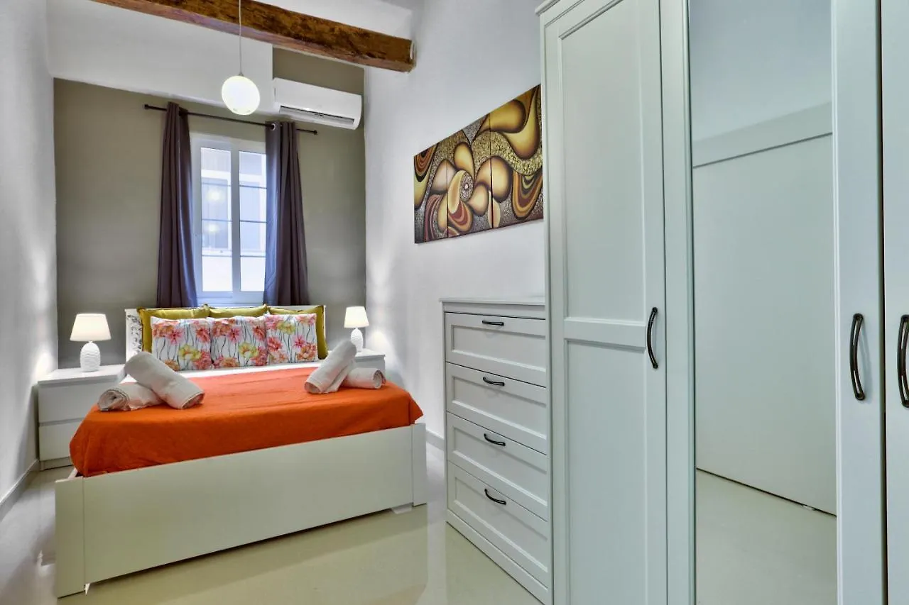 Charming Valletta 1 Bedroom Apartment Off Republic Street Sleeps 4