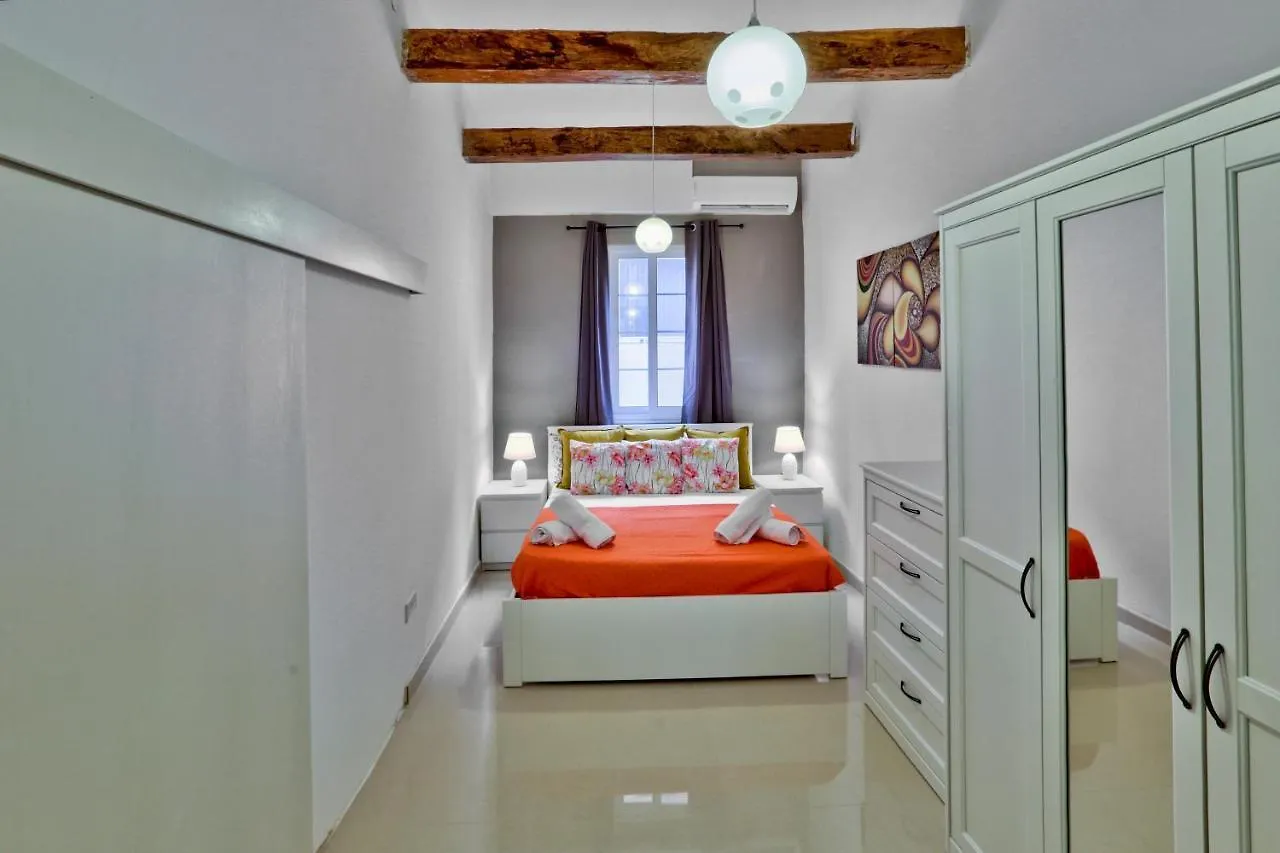 Charming Valletta 1 Bedroom Apartment Off Republic Street Sleeps 4 0*,  Malta