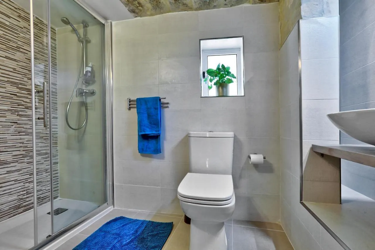 Charming Valletta 1 Bedroom Apartment Off Republic Street Sleeps 4