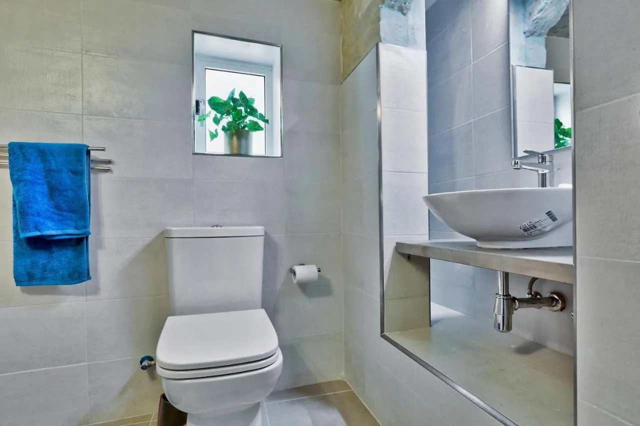 Charming Valletta 1 Bedroom Apartment Off Republic Street Sleeps 4